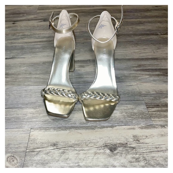 Gold heels with braided strap - Picture 6 of 8